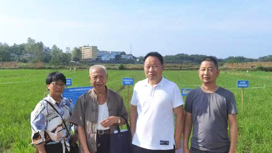 常德市科協(xié)黨組成員、副主席李風(fēng)看望老科技工作者并考察科技示范項(xiàng)目